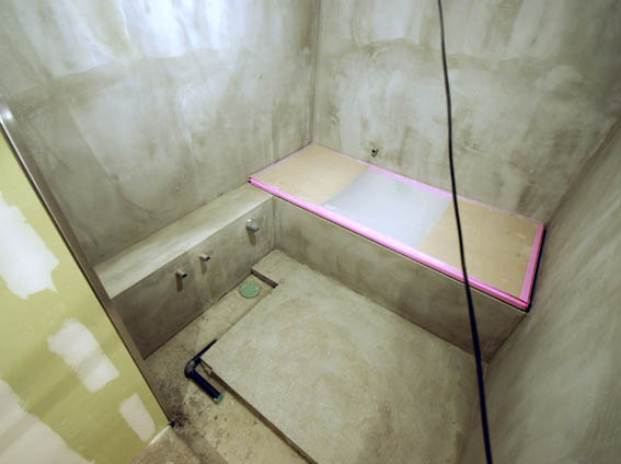 床・天井のモルタル仕上げ　浴室