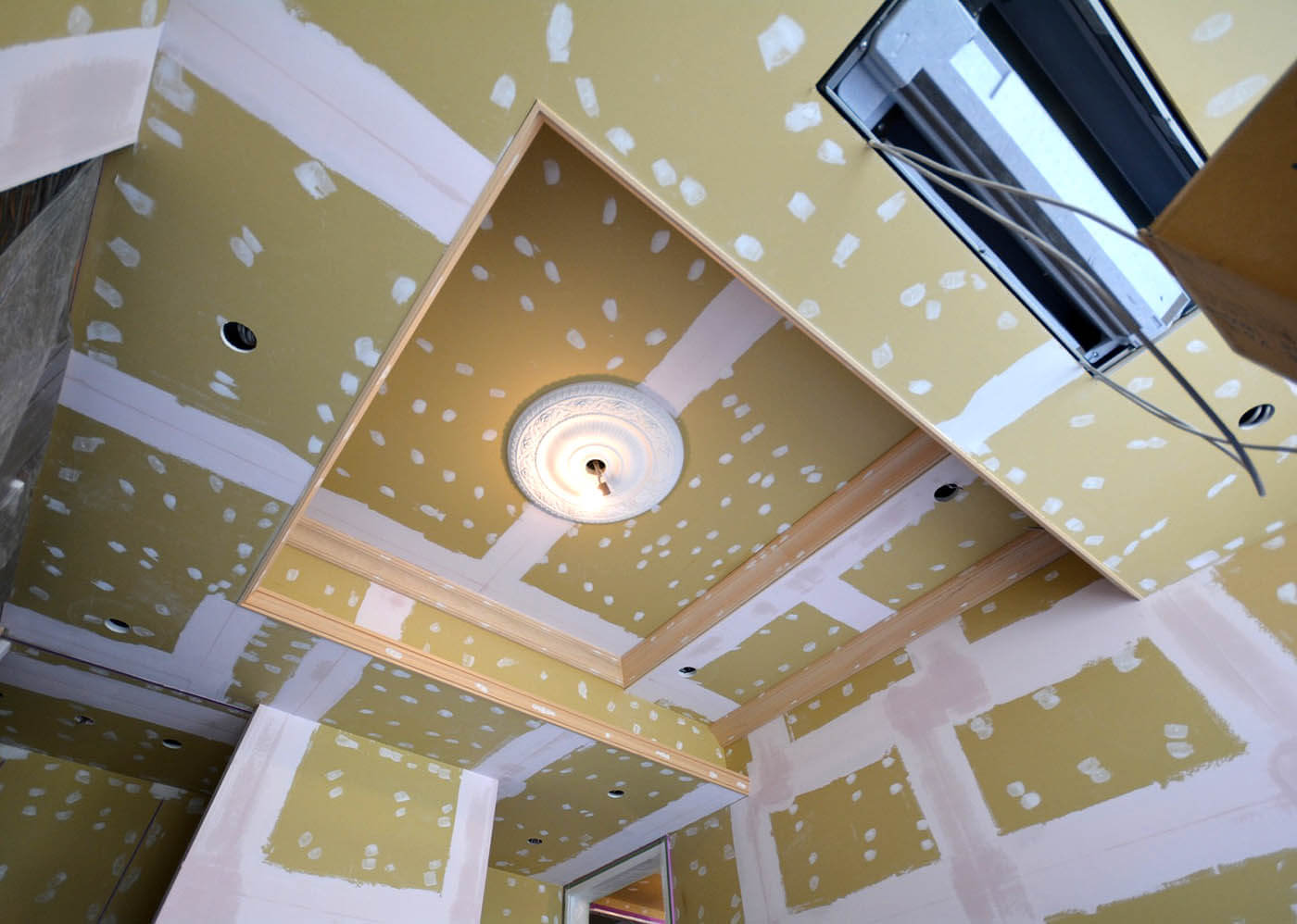 お嬢さまの部屋の二段折り上げ天井の塗装下地