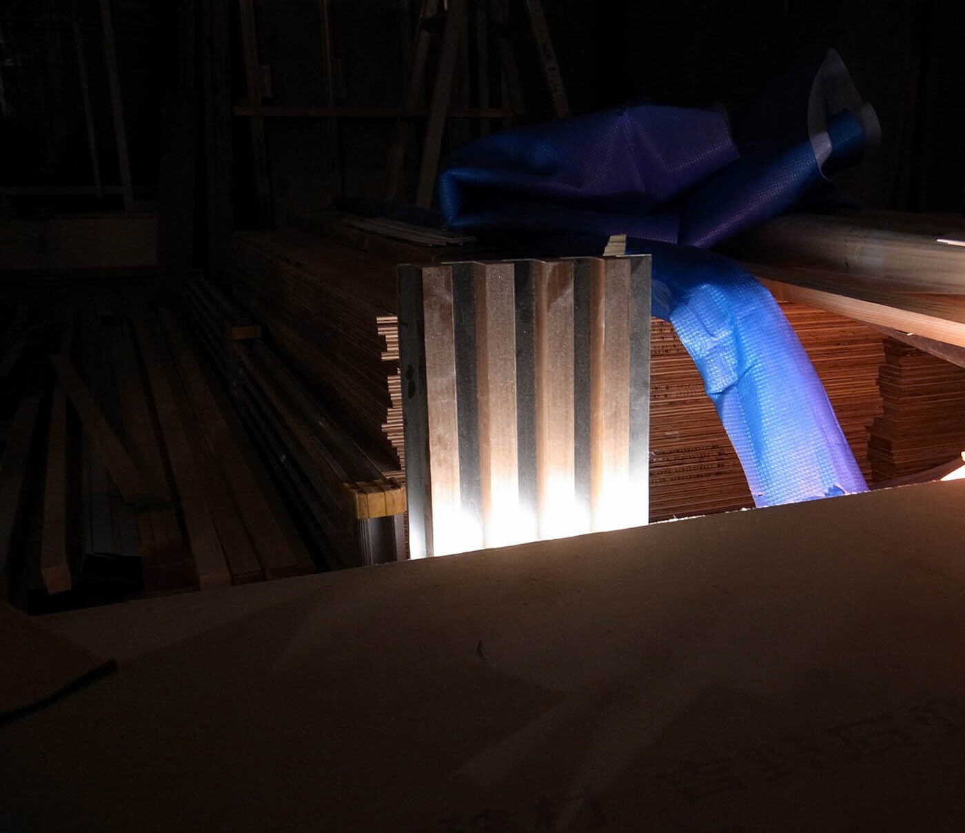 TVボード上の木製ルーバーの間接照明実験