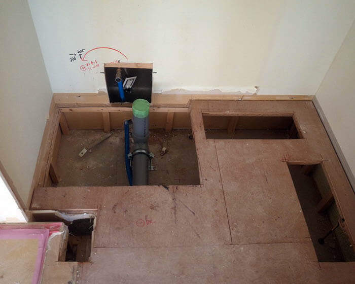 青山Ｎ邸の来客用トイレの床下設備位置移設