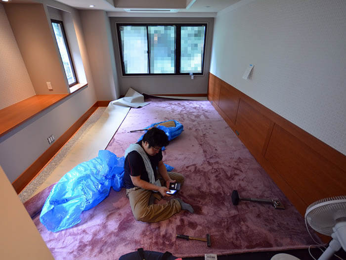 紫色カーペット張りの寝室