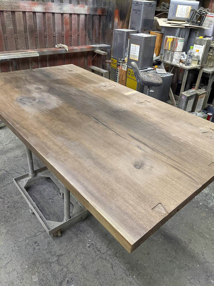 お客さまお手持ちのウォールナット無垢テーブルに石材と金属を加えた改造したダイニングテーブル
