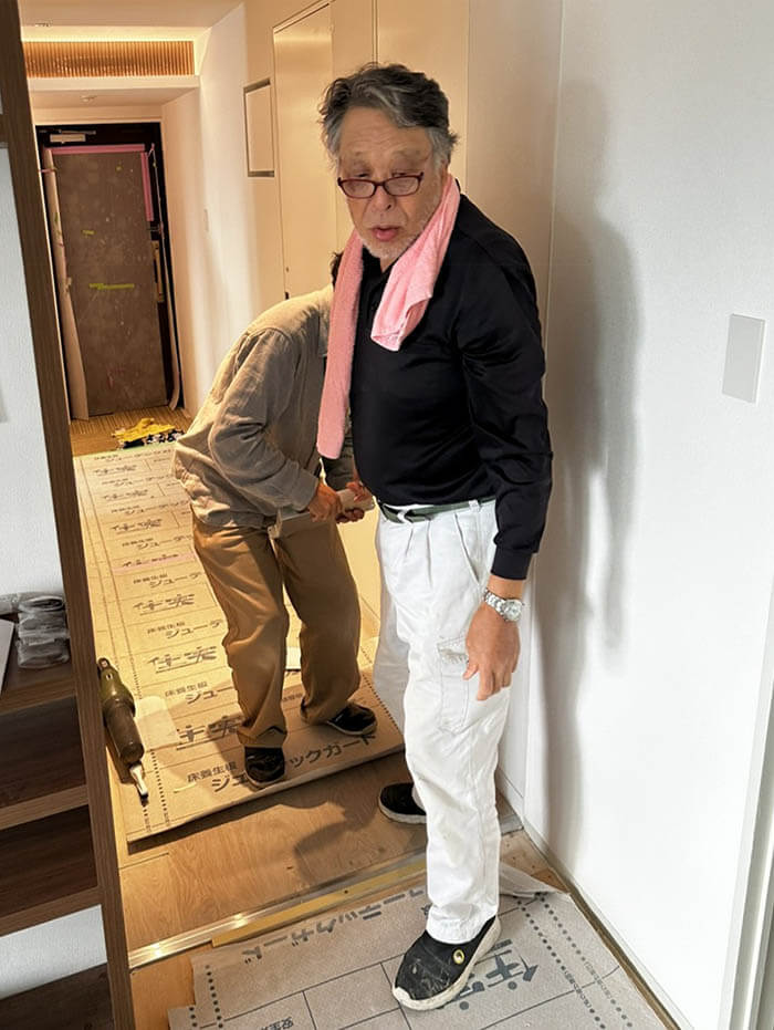 後付け可能なフロアヒンジ金物_フリッツユルゲンス